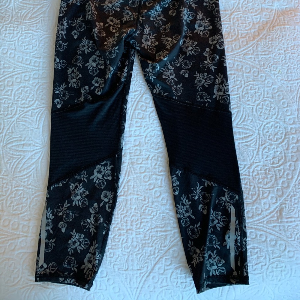 Old Navy floral black & white workout crop pants - Picture 4 of 6